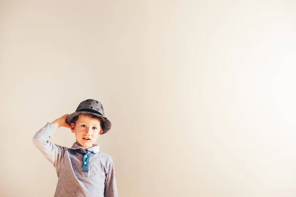 Bagus dan tampan anak laki-laki dengan topi elegan, terisolasi latar belakang i — Stok Foto