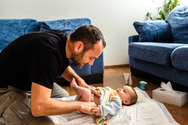 Padre cambiando el pañal sucio de su hija . — Foto de Stock