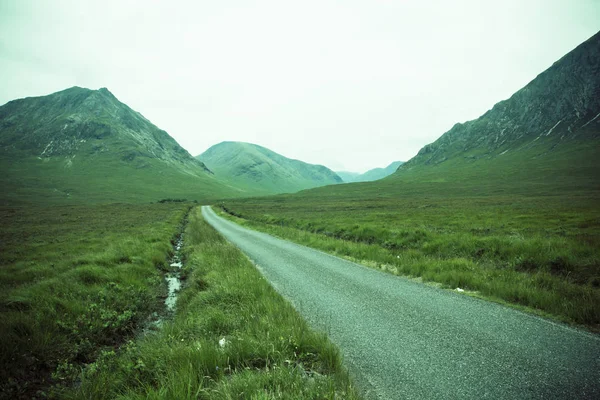Lonely Road in de Schotse Hooglanden een winterse dag. — Stockfoto