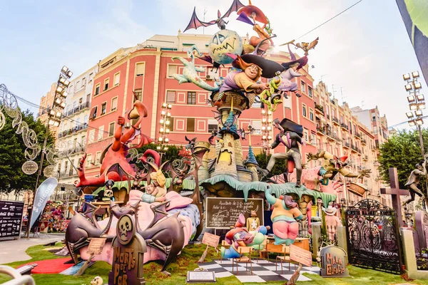 Valencia, España - 16 de marzo de 2019: Cartones de piedra defectuosos de una caída — Foto de Stock