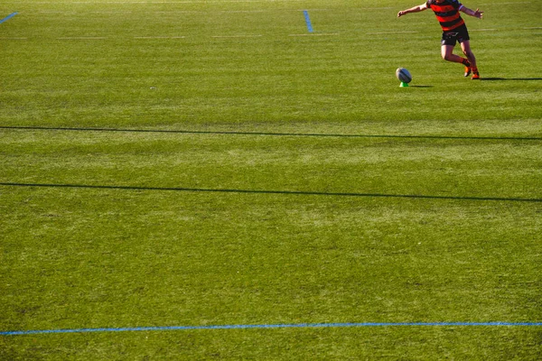 Valência, Espanha - 19 de janeiro de 2019: Jogador de rugby chutando o bal — Fotografia de Stock
