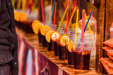 Portakal dilimleri ile serinletici alkollü içecekler ile plastik bardak