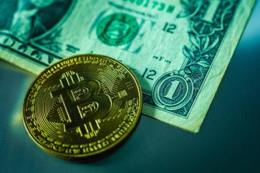 Online ödemek için iki altın bitcoin sikke.