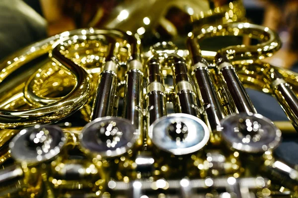 Close-up das chaves e válvulas de um chifre francês — Fotografia de Stock