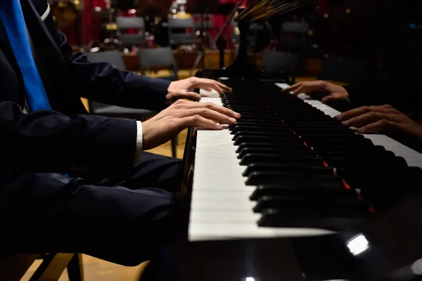 Male pianist playing classical music on a grand piano. — Stock Photo, Image