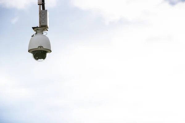 Bewakingscamera opgehangen om te controleren van mensen in een stad, geïsoleerd via — Stockfoto