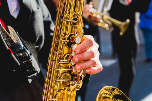 Saksofonista palce grając kawałek podczas festiwalu ulicznego. — Zdjęcie stockowe