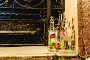 Valencia-Ispanya, 16 Mart 2019: kırık bira şişeleri em sol