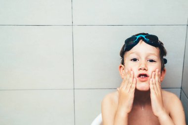 Çocuk komik g yapma dalış gözlük ile banyoda banyo