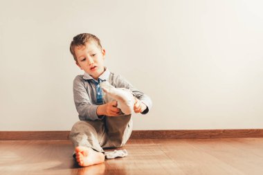 Çocuk ile lots-in koyarak katta oturan Bağımsızlık 