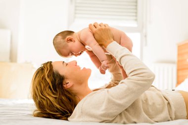 Anne alma bakım ve şımartıcı ona yenidoğan bebek içinde the yatak odası içinde