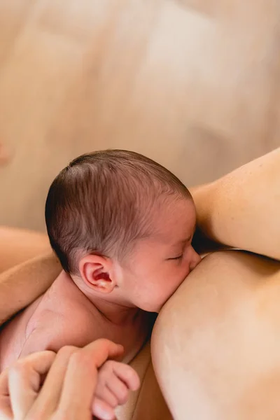 Jovem mulher amamentando um bebê recém-nascido . — Fotografia de Stock