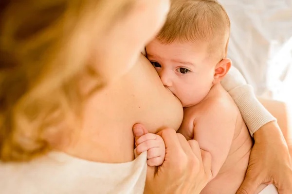 Dziecko karmione piersią przez matkę w łóżku cicho rano, zdrowie — Zdjęcie stockowe