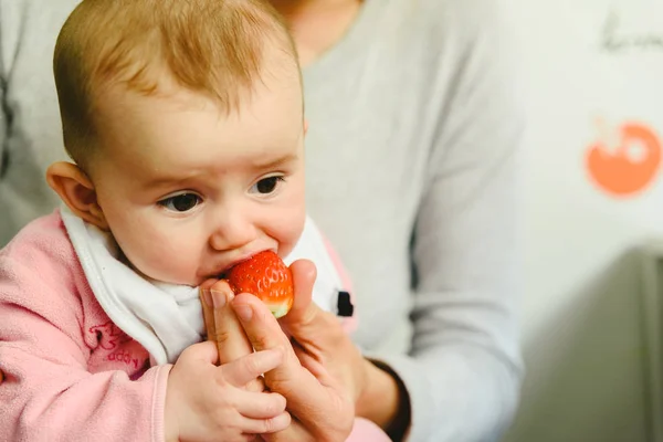 Bebé de 4 meses comenzando a probar sus primeros alimentos usando el tec — Foto de Stock