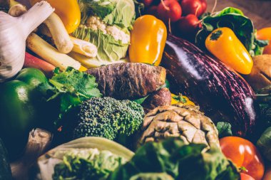 Taze sebze bir sebze bahçesinde toplandı.