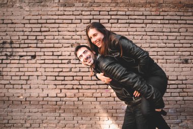 Çift olarak sırtlama kahkaha ve sevgi c için iyi vakit geçiriyor