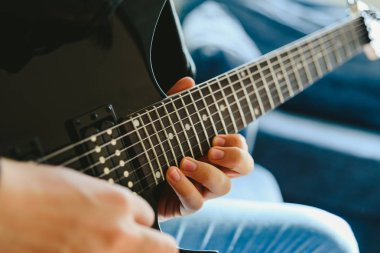 Bir professi tarafından bazı notlar oynamak için bir gitar parmak yerleştirme