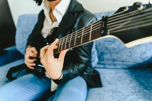 Profesor de guitarra eléctrica enseñando cómo colocar los dedos para tocar un —  Fotos de Stock