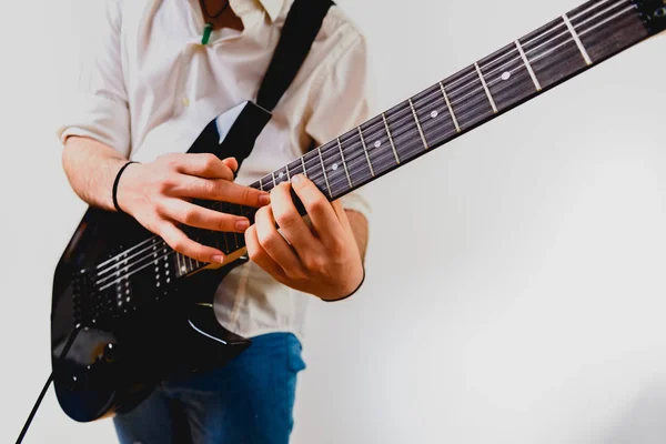 Guitarra elétrica e guitarrista tocando, isolado no backgro branco — Fotografia de Stock