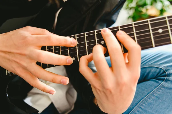 Detalhe dos dedos de um guitarrista colocado no traste do m — Fotografia de Stock