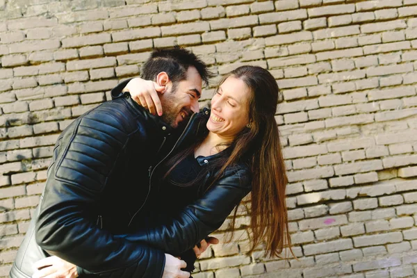 Casal apaixonado fazendo cócegas e rindo duramente durante uma caminhada casual t — Fotografia de Stock