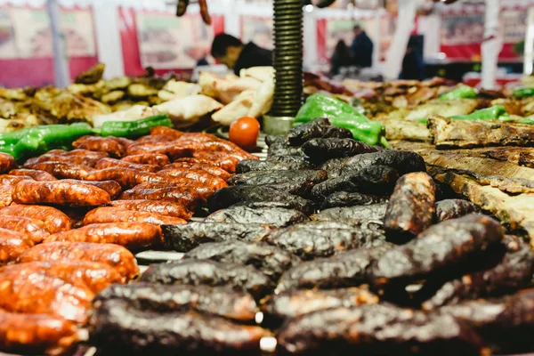 Embutidos y budín negro asados en una barbacoa . — Foto de Stock