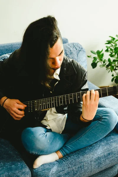 Retrato de guitarrista con camisa blanca y gesto expresivo de —  Fotos de Stock