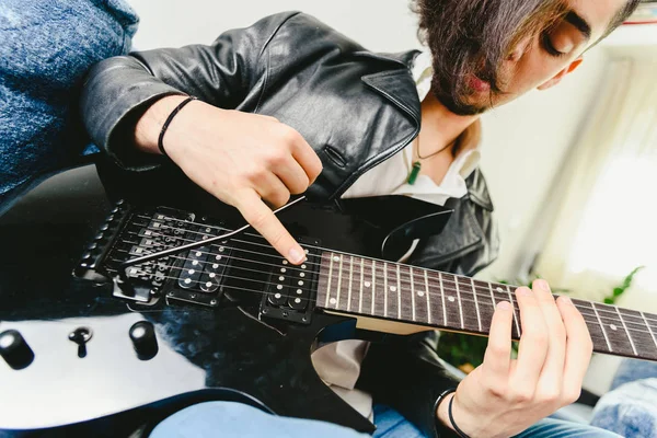 Retrato de guitarrista con camisa blanca y gesto expresivo de —  Fotos de Stock