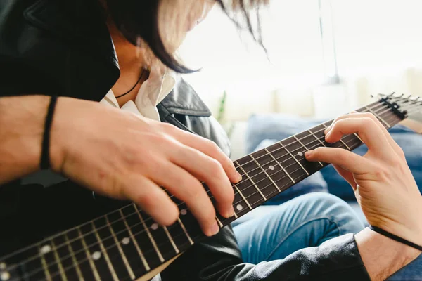 Az ujjak forgalomba egy gitár, játszani néhány Megjegyzés a műszaki szakemberek — Stock Fotó