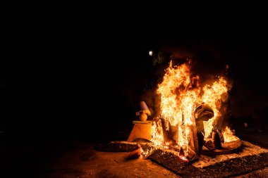 Valencia, İspanya - 19 Mart 2019: fallas çocuklarının yanma