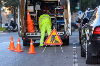 Valencia, İspanya - 16 Ocak 2019: İşçi minibüsü loade içinde