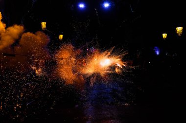 Renkli mascleta çok o ile havai fişek ve havai fişek dolu