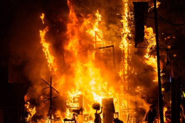 Valencia, İspanya - 19 Mart 2019: Falla arasında yanan Valenciana detayını ateşten alevler.