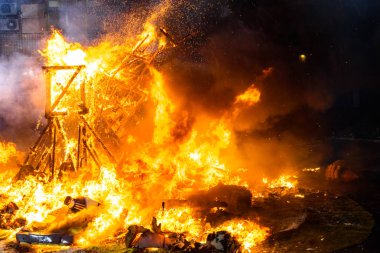 Valencia, İspanya - 19 Mart 2019: Sonu Fallas, yüksek fişekleri yangında tüketilen anıt faller İspanya festivaller.