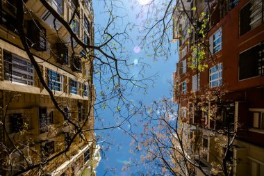 Simetrik görüntülemek bir sokak eski binalar cephe ben