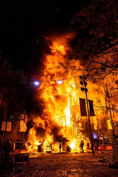 Valencian falla brennt in einer Straße — Stockfoto