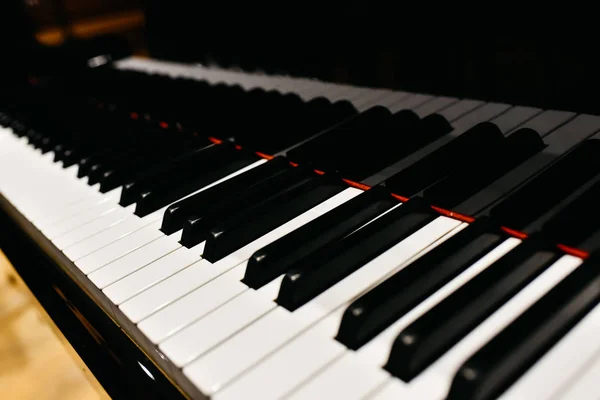 Detalj av tangenterna på ett piano. — Stockfoto