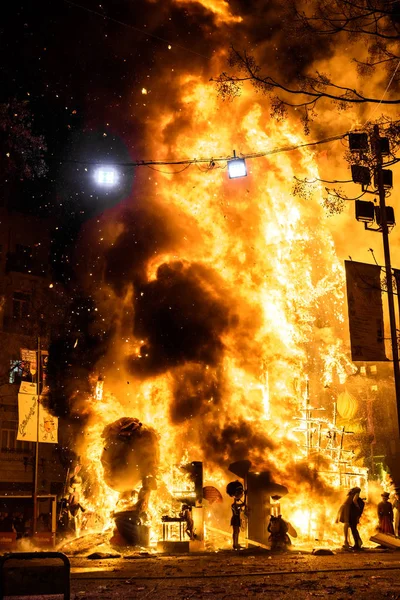 Feuer eines Fallero-Denkmals, das während des Krieges mit hohen Flammen brannte — Stockfoto