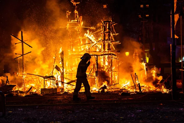 Brandman med sin skyddsdräkt arbetar styra bur — Stockfoto