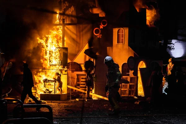 Strażacy wokół ogniska spowodowane Falla Valenciana, controllin — Zdjęcie stockowe