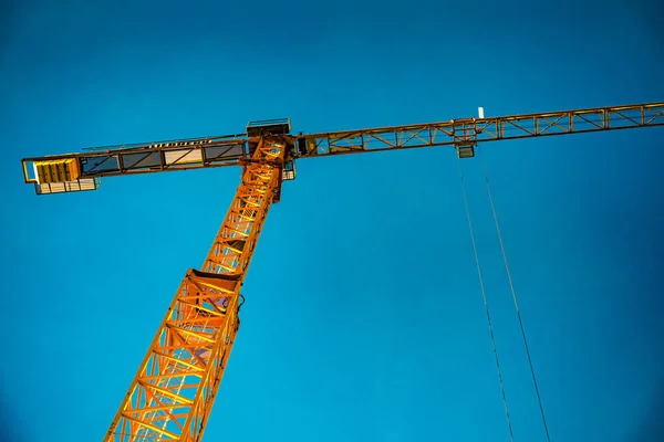 Twee grote toren kranen voor bouw, uitzicht vanaf belo — Stockfoto