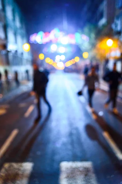 城市夜景与人走出焦点与彩色 — 图库照片