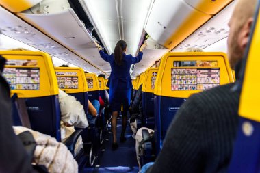Valencia, İspanya - 8 Mart 2019: Hostes Ryanair pla içinde