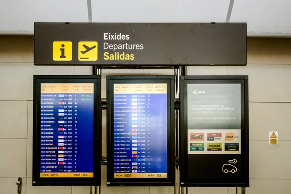 Valencia, Spain - March 8, 2019: Led information panel with flig — Stock Photo, Image