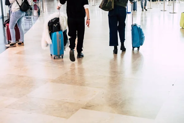 Валенсия, Испания - 8 марта 2019 года: прохожие с чемоданами в аэропорту — стоковое фото