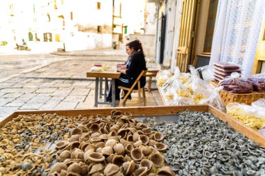 Bari, Italya-8 Mart 2019: Artisan kadınlar kapıda hazırlanıyor