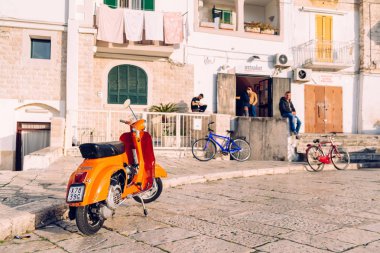 Bari, Italya-8 Mart 2019: genç erkekler bir meydanda vakit geçiriyor