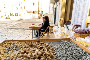 Bari, Italya-8 Mart 2019: Artisan kadınlar kapıda hazırlanıyor