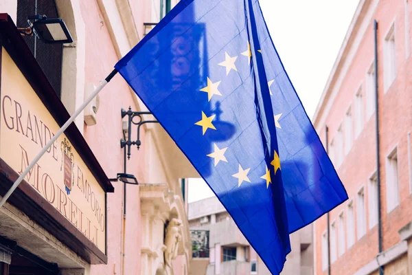 Matera, Italie - 11 mars 2019 : Drapeaux de l'Europe dans le tourisme — Photo