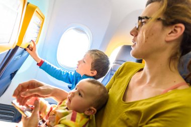 Aile anne, çocuk ve bebek koltuklarda oturan seyahat 